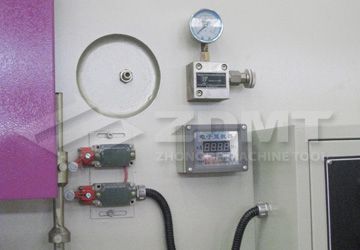 上滑塊行程電動調節，數字顯示.jpg