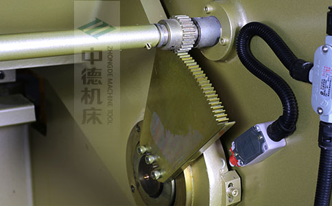 ZDS-450采用高精度刀片間隙調(diào)節(jié)齒輪，經(jīng)過淬火高硬度又耐磨，表面鍍鋅不生銹，長年累月使用依然有很高的調(diào)節(jié)精度.jpg