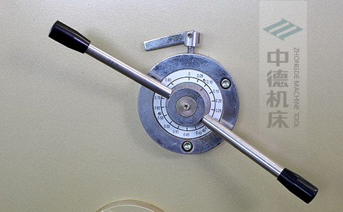 ZDS-450剪板機刀片間隙手動調(diào)節(jié)器，刻度清淅，調(diào)節(jié)省力又簡便.jpg