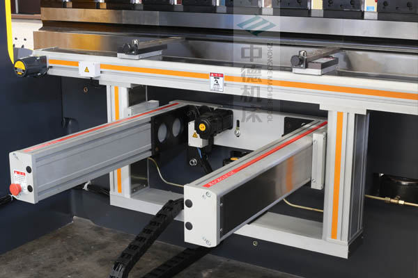 ZDPE10025-4+1軸全封套加強(qiáng)型鋁合金后檔料系統(tǒng)，內(nèi)有成套滾珠絲桿和直線導(dǎo)軌，精度高速度快噪音低.jpg
