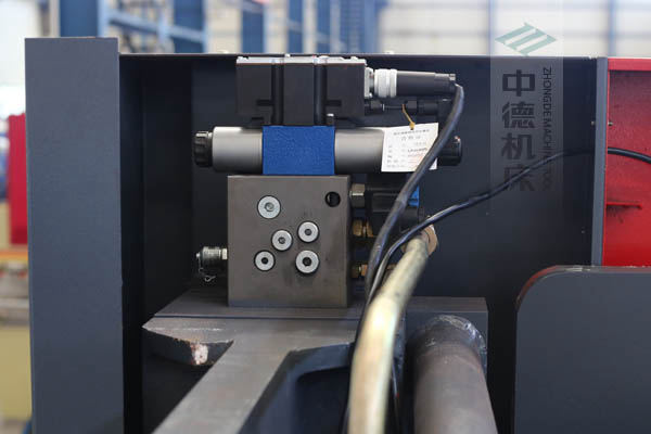 ZDPE10025采用進(jìn)口液壓系統(tǒng)，穩(wěn)定無故障，耐高溫高壓，持久工作精度高.jpg
